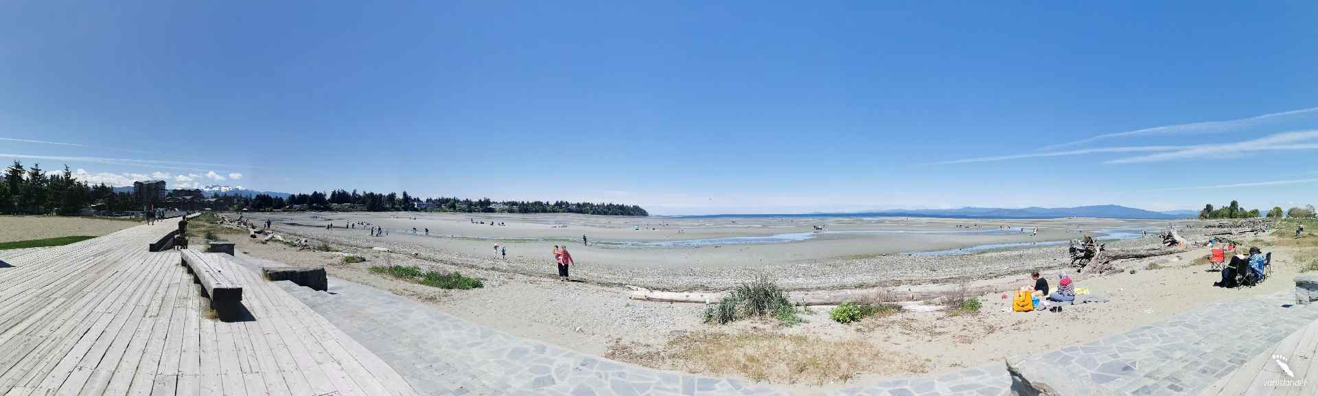 Wide photo of beachside in Parksville Community Beach, Vancouver island